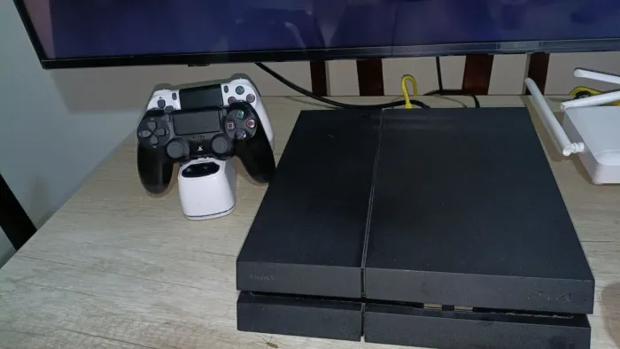 Ps4 + 2 controles + 5 jogos