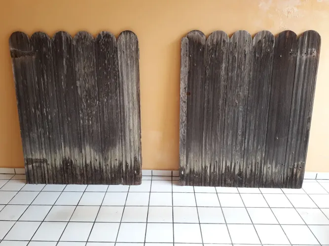 Portão externo em madeira Ipê. 