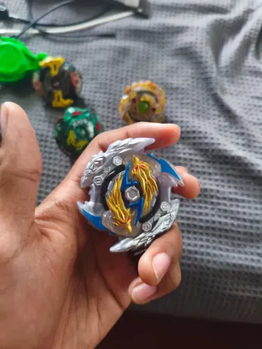4 Beyblade burst Hasbro e lançadores.