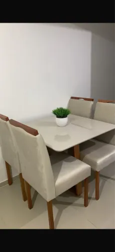 Mesa com 4 cadeiras em madeira e tampo em laqueado.