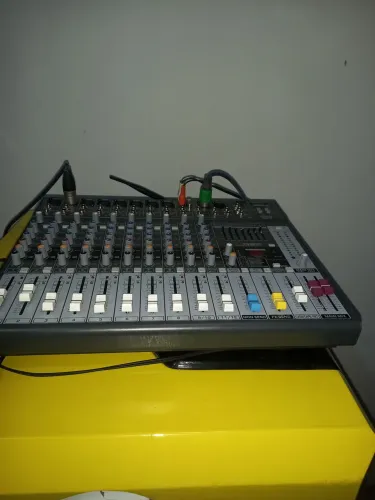 Mesa de som  Arcano estado de Nova pouco usada.