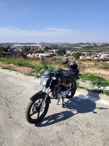 Moto muito boa motor não fuma sem nenhum barulho só pegar e andar elétrica ok tbm.