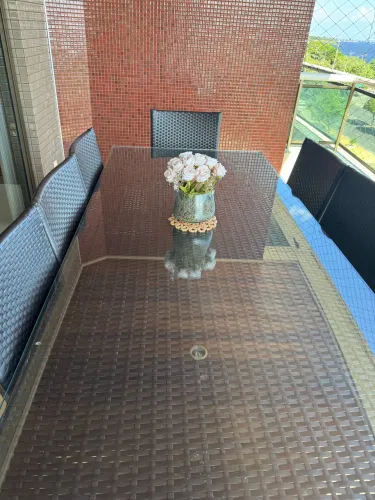 Vendo uma mesa elegante com oito cadeiras