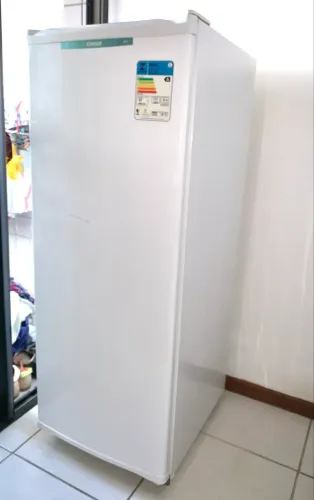 Freezer vertical em estado de novo.