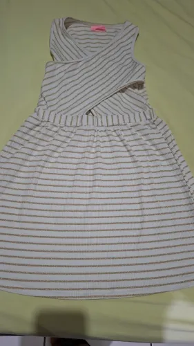 Vestido infantil regata de cor clara listras douradas brilhantes