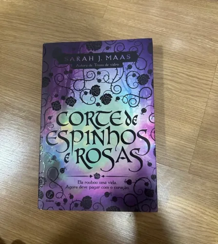 Vende-se livro usado: Corte de espinhos e rosas