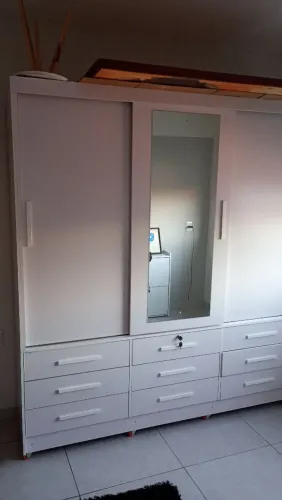 Guarda-roupa 3 portas com espelho e 9 gavetas - estado de novo