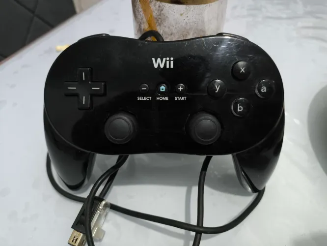 Controle original Nintendo Wii pro classic preto.