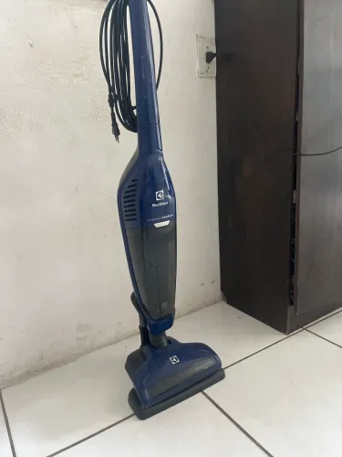 Aspirador de pó eletrolux funcionando to rolamento bem só com algumas marcas de uso
