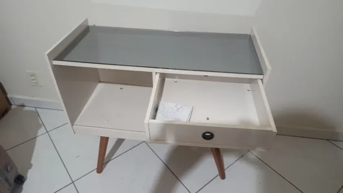 Mesa de cabeceira ou para sala moderna.
