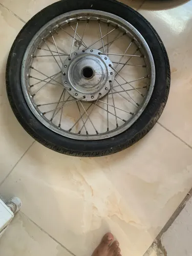 vendo essa roda raiada dianteira aro 17 com pneu 