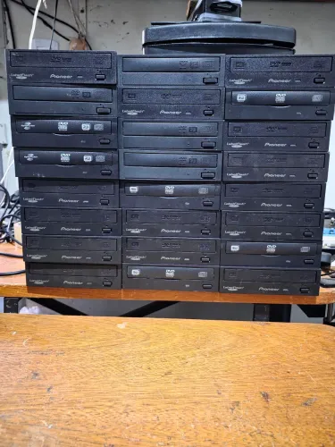 Lote de Leitores e Gravadores de DVD/CD SATA (Pioneer e Lite-On)