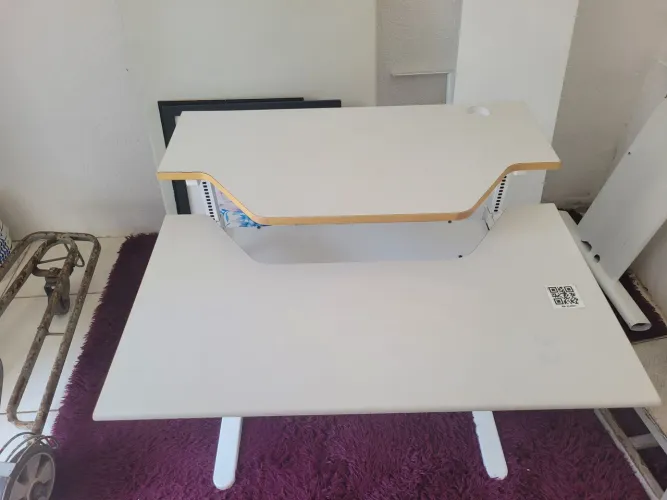 Mesa para computador com regulagem de altura 