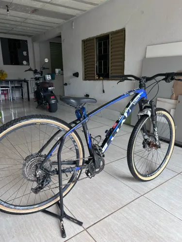 Bike Aro 29 MTB Monocoroa + Freio Hidráulico Shimano + Pneus Kenda Bege + Quadro Extra