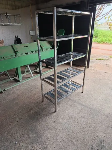 Prateleira totalmente em aço inox