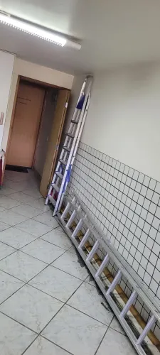 Escadas de alumínio uma de extensão e u de 8 degraus 