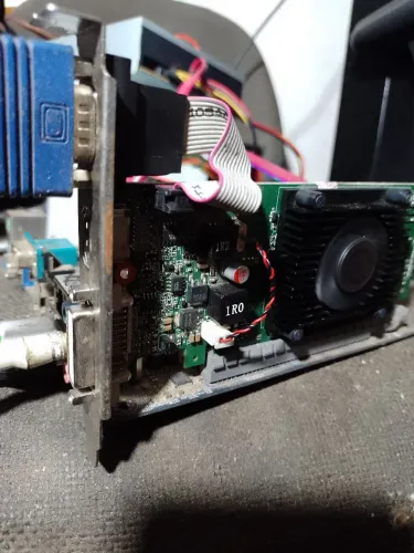 Placa de video GT 210 1gb ddr3 ok