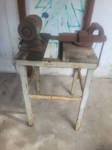 Esmeril de bancada, torno, e bancada de aço