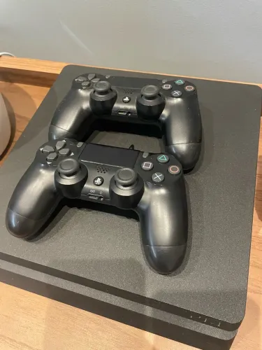 Playstation 4 slim com 2 controles + 3 jogos