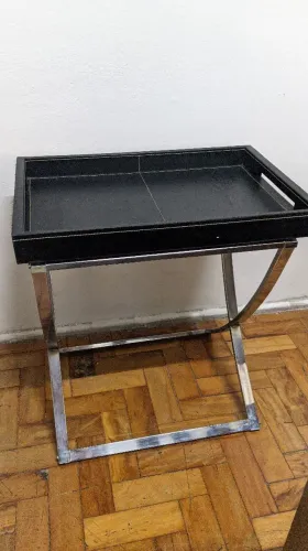Mesa Lateral / Mesa de Apoio com Bandeja Removível e Estrutura Cromada