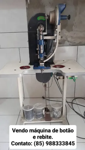 Máquina de botão e rebites semi-automatica.