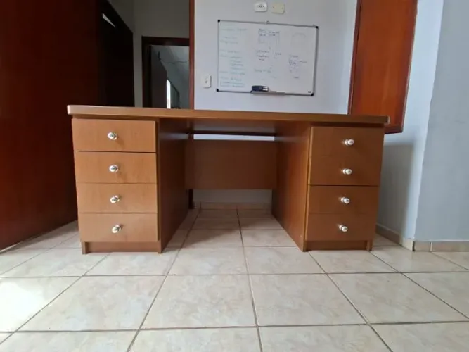 Conjunto Escrivaninha e Armário - semi-novos