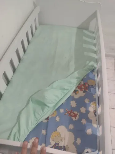 Berço com colchão em excelente estado.