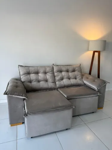 Sofá Retrátil e Reclinável com Assento em Pillow Top e Braços acolchoados
