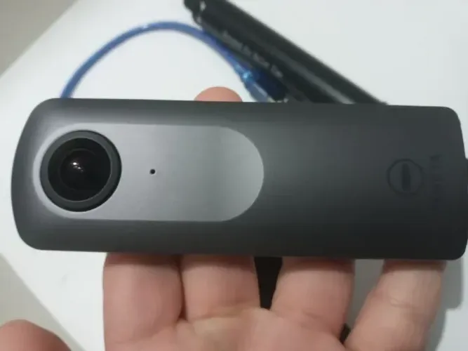 câmera esférica de 360 graus Ricoh Theta V na cor cinza escuro