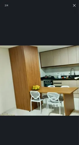 Mesa de jantar em Madeira acoplada com 04 Cadeiras