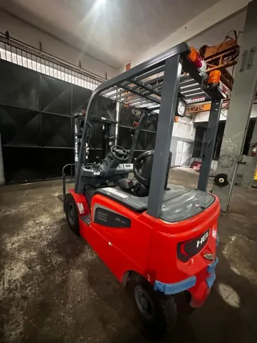 Empilhadeira Elétrica Nova, 2.500 kg