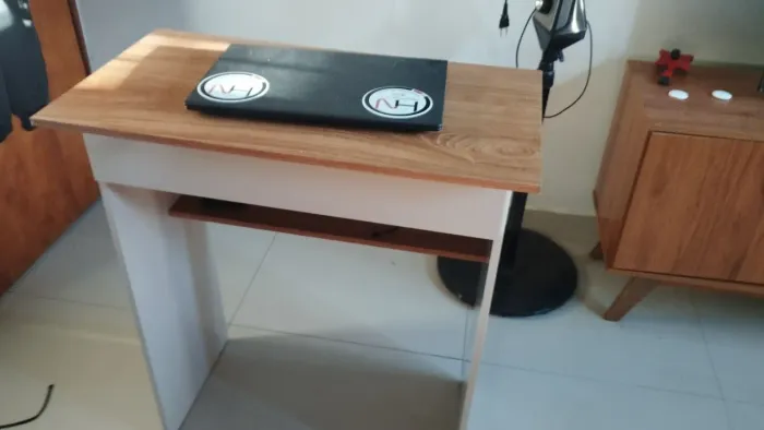 Mesa de computador com gaveta 