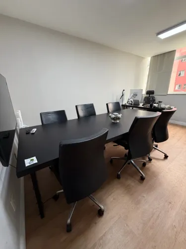 Mesa de reunião com 6 cadeiras