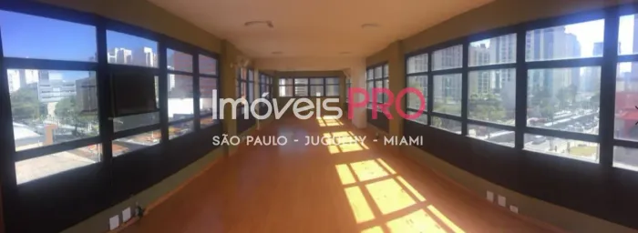 Prédio comercial na Avenida Ibirapuera para venda ou locação.