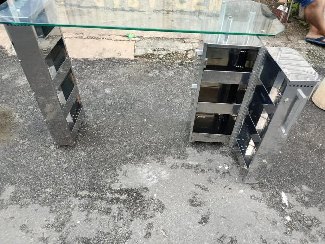 Vende-se Bancada com vidro de 5mm e bases Inox com gavetas e rodinhas. Lindíssimo móvel.