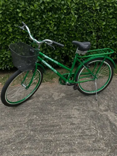 Bicicleta verde com nota