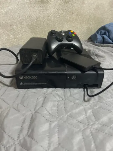 Xbox 360 super slim, com 1 controle e jogos no aurora 