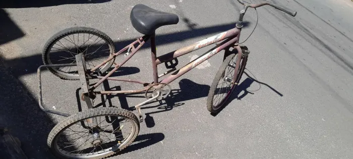 Vendo triciclo com estrutura intacta,para restauração