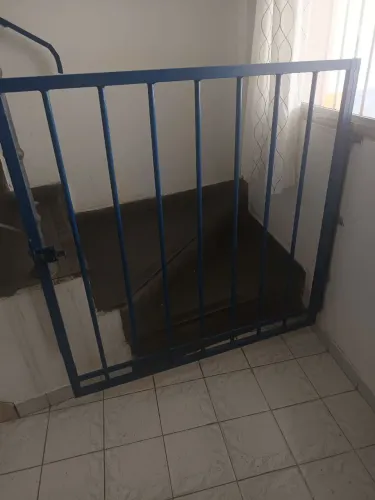 Portão de Segurança de Ferro Azul Usado para Escadas/Corredor - Ótimo Estado. Somente 