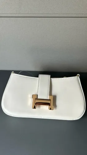 Bolsa Feminina Branca com Corrente Dourada