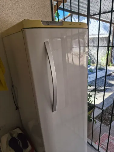 Geladeira COM DEFEITO Eletrolux