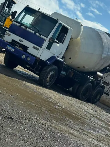 CAMINHÃO BETONEIRA FORD CARGO E PA CARREGADEIRA