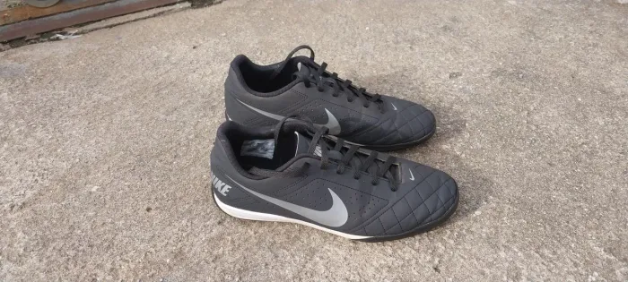 Chuteira de salão Nike tamanho 40