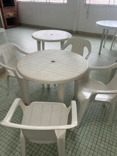 2 mesas plásticas desmontáveis Goyana com 8 cadeiras