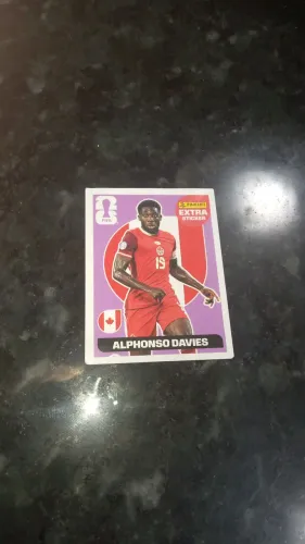 Figurinha legend alphonso davies bordô