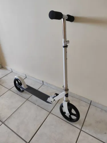 Patinete em bom estado, com bolsa para transporte