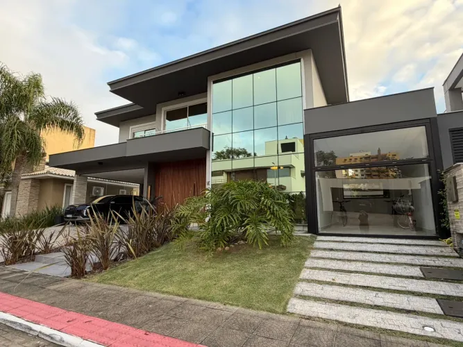 Excelente casa semi nova, em condomínio fechado no Santa Mônica com terreno de 1.257,00 m2