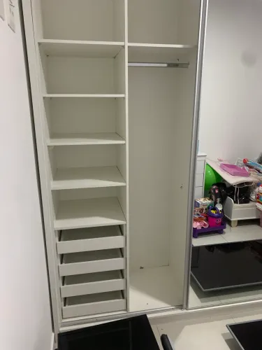 Guarda roupa branco com espelhos