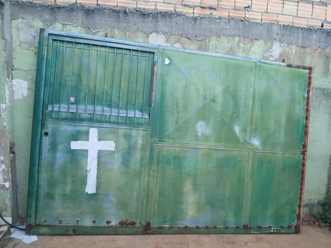 Vendo portão de ferro 3 metros de comprimento por 2 de altura R$500,00.