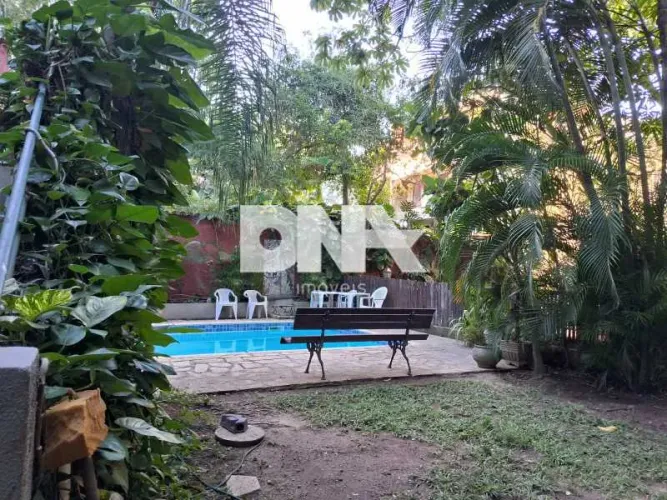Casa em Condomínio : Triplex / Residencial / Laranjeiras